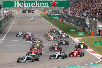 Lewis Hamilton, Mercedes AMG F1 W10 devance Valtteri Bottas, Mercedes AMG W10, Sebastian Vettel, Ferrari SF90 et Charles Leclerc, Ferrari SF90 au départ de la course