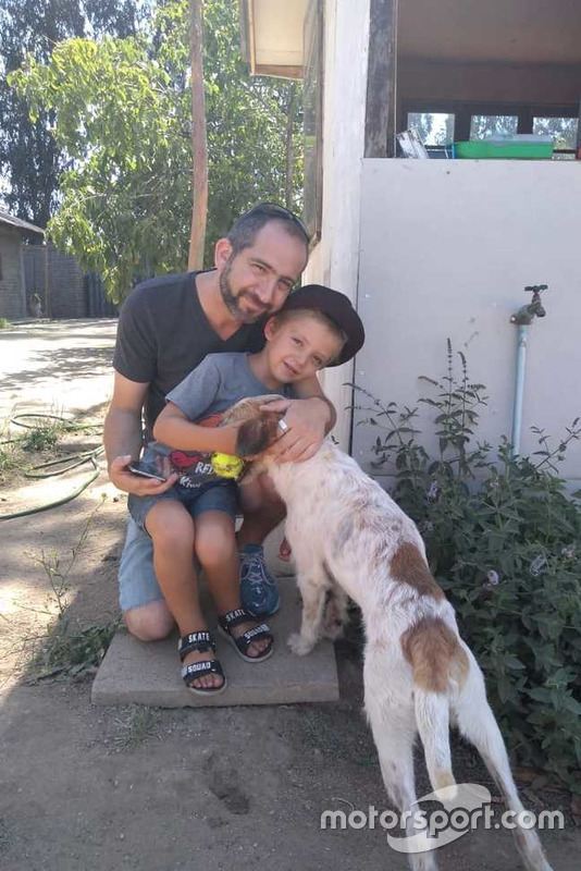 Dumbo, cachorro resgatado por Nelsinho Piquet em Santiago com sua nova família.