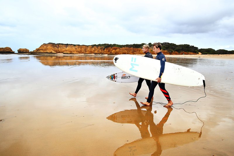 Pierre Gasly, Red Bull Racing, posa per una foto dopo aver surfato con la leggenda del surf Mick Fanning