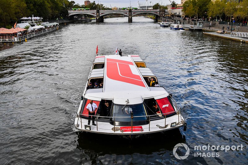 Rijders op een boot, op weg naar het fanevenement