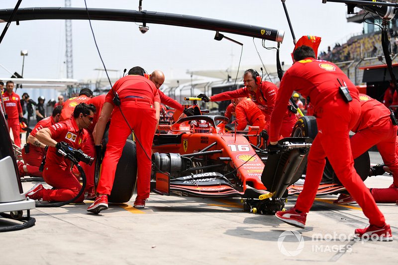 Charles Leclerc dans la voie des stands