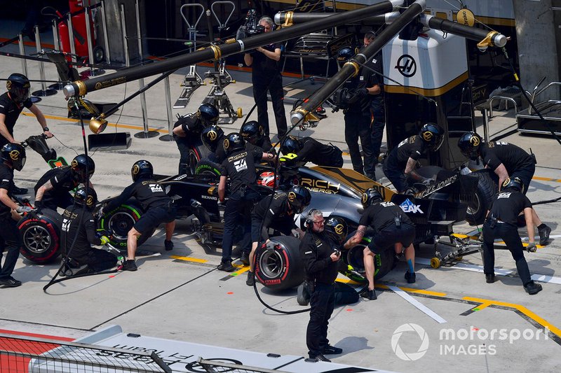 Kevin Magnussen, Haas F1 Team VF-19, in the pits during practice