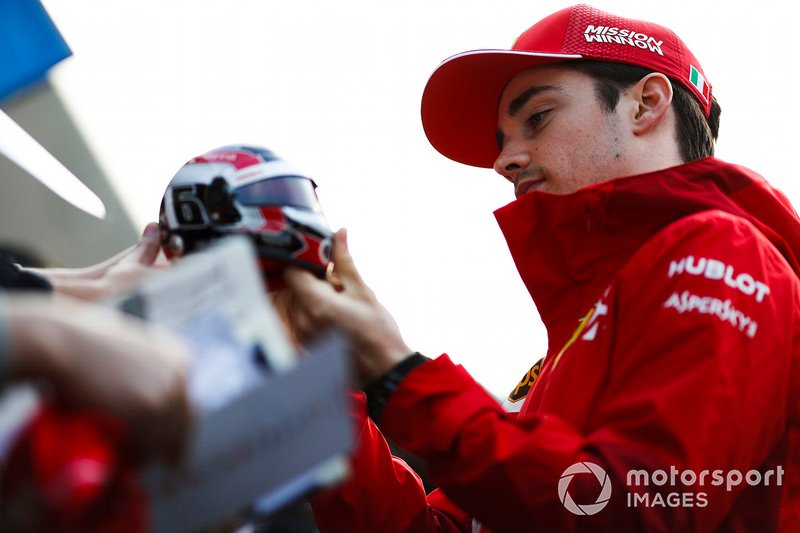Charles Leclerc, Ferrari, firma un autografo