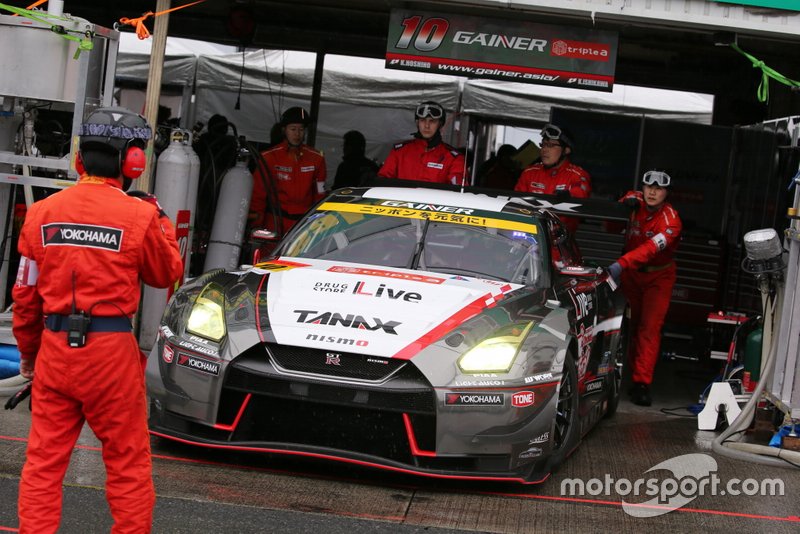 #10 Gainer Nissan GT-R: Kazuki Hoshino, Keishi Ishikawa; #11 Gainer Nissan GT-R: Katsuyuki Hiranaka, Hironobu Yasuda