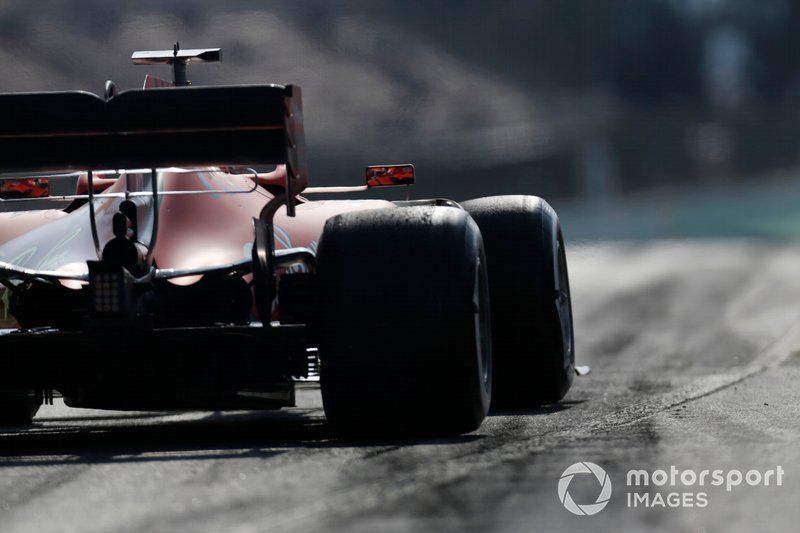 Il riflesso di Sebastian Vettel, Ferrari SF90, nello specchietto della sua monoposto