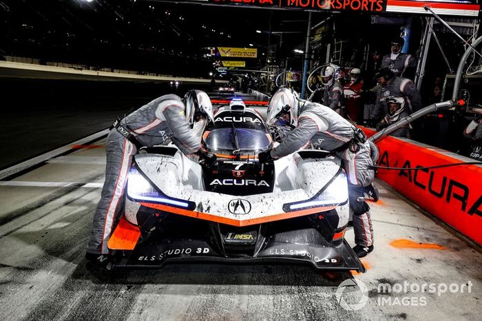 #7 Acura Team Penske Acura DPi, DPi: Helio Castroneves, Ricky Taylor, Alexander Rossi, pit stop