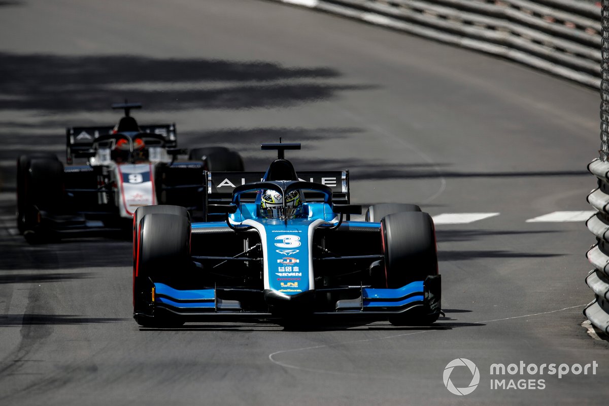 Guanyu Zhou Uni-Virtuosi Racing, por delante de Christian Lundgaard, ART Grand Prix