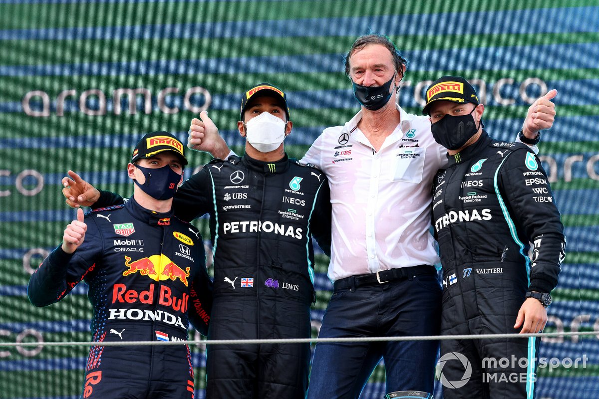 Max Verstappen, Red Bull Racing, segunda posición, Lewis Hamilton, Mercedes, primera posición, el encargado de Mercedes de recoger el trofeo y Valtteri Bottas, Mercedes, tercera posición, en el podio