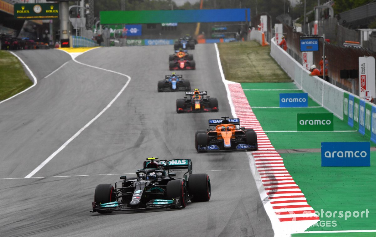 Valtteri Bottas, Mercedes W12, Daniel Ricciardo, McLaren MCL35M, e Sergio Perez, Red Bull Racing RB16B