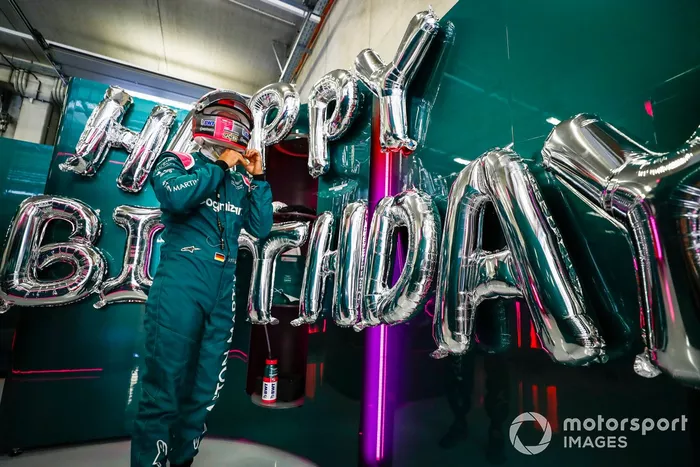 Sebastian Vettel, Aston Martin, en el garaje celebra su cumpleaños