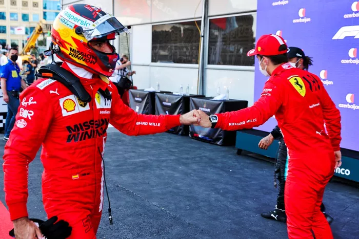 Ganador de la pole Charles Leclerc, Ferrari y Carlos Sainz Jr., Ferrari