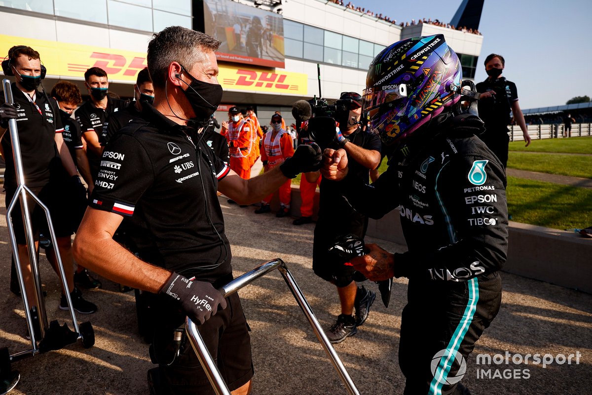 Ganador de la primera posición para la carrera Sprint Lewis Hamilton, Mercedes W12