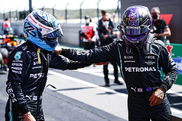 Ganador de la pole Valtteri Bottas, Mercedes, es felicitado por su compañero de equipo Lewis Hamilton, de Mercedes, en Parc Ferme