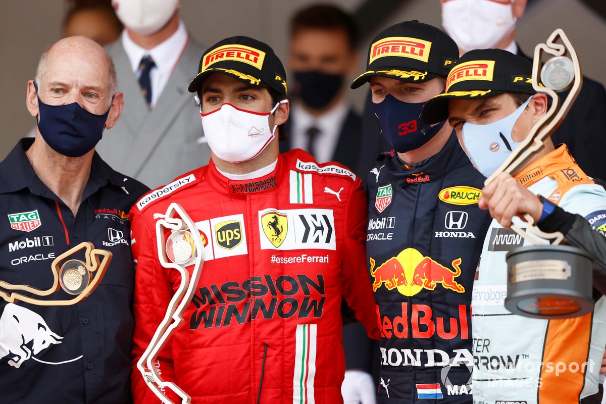 Adrian Newey, Chief Technical Officer, Red Bull Racing, Carlos Sainz Jr., Ferrari, 2a posizione, Max Verstappen, Red Bull Racing, 1a posizione, e Lando Norris, McLaren, 3a posizione, sul podio