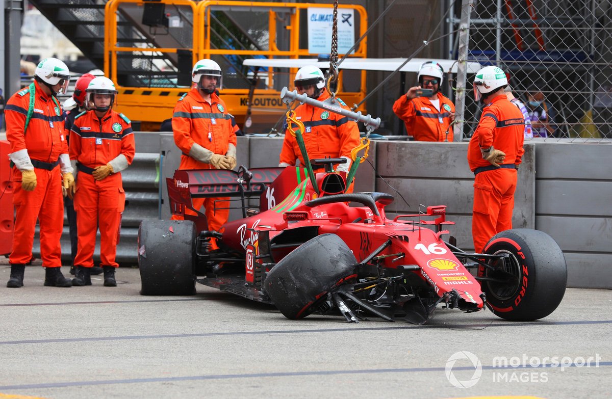 Marshal berusaha memindahkan mobil Charles Leclerc, Ferrari SF21, dari sirkuit jalanan Monte Carlo