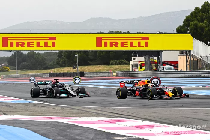 Max Verstappen, Red Bull Racing RB16B adelanta a Lewis Hamilton, Mercedes W12 