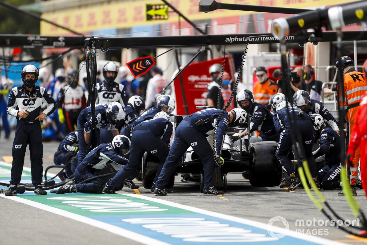 Yuki Tsunoda, AlphaTauri AT02, in the pits