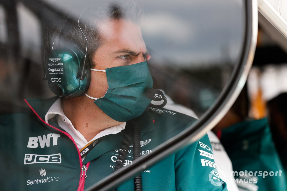 Un ingeniero de Aston Martin en el pit wall