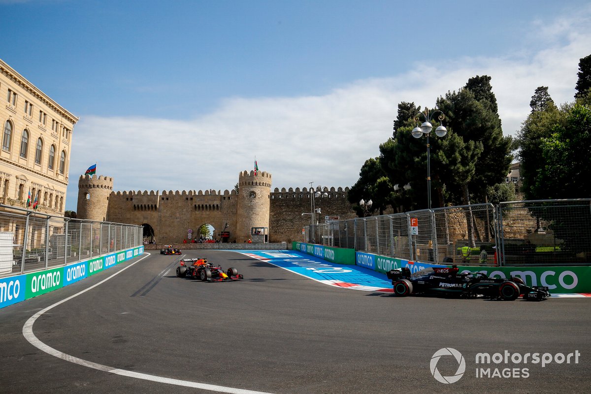 Lewis Hamilton, Mercedes W12, Max Verstappen, Red Bull Racing RB16B, e Sergio Perez, Red Bull Racing RB16B