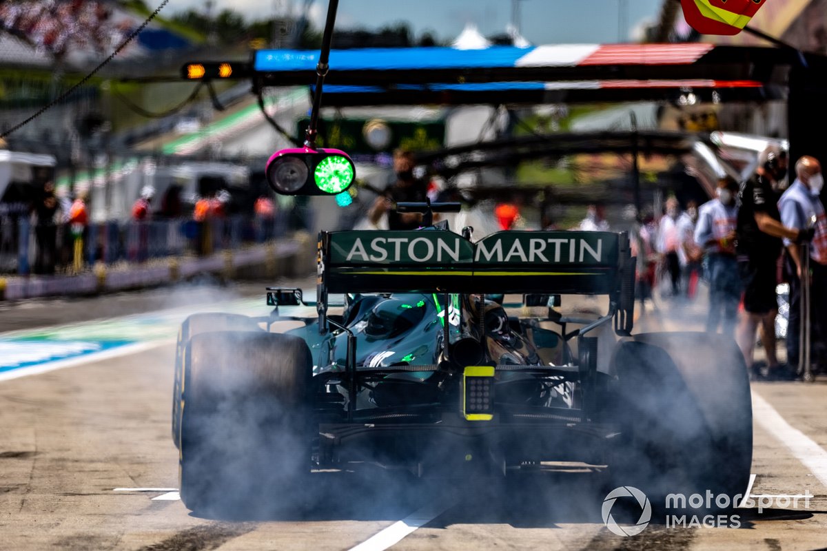 Lance Stroll, Aston Martin AMR21 sale de pits
