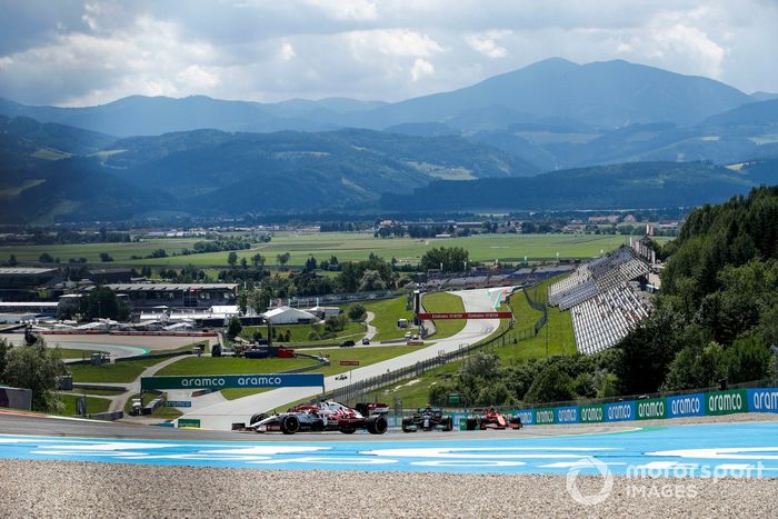 Robert Kubica, Alfa Romeo Racing C41, Valtteri Bottas, Mercedes W12, y Carlos Sainz Jr., Ferrari SF21