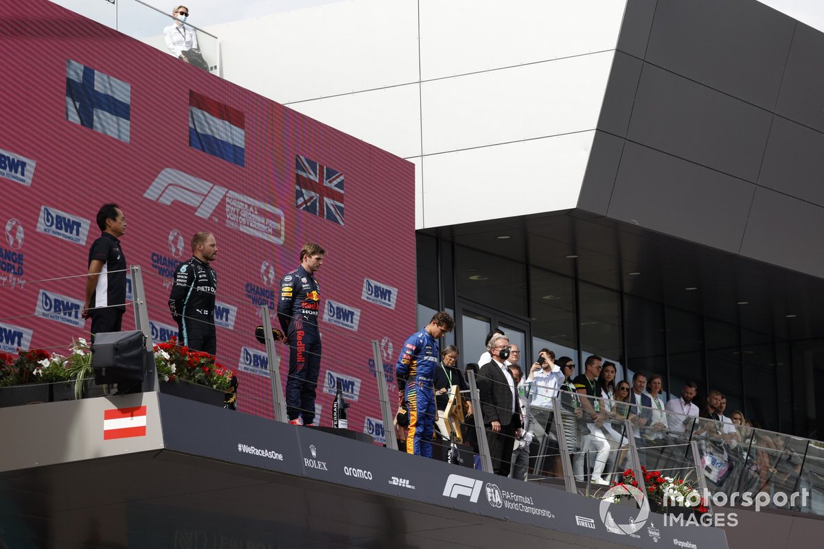 Podio: segundo lugar Valtteri Bottas, Mercedes, Toyoharu Tanabe, Director técnico F1 Honda, ganador Max Verstappen, Red Bull Racing , tercer lugar Lando Norris, McLaren