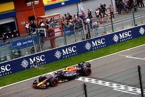 Max Verstappen, Red Bull Racing RB19, 1ª posición, toma la bandera a cuadros