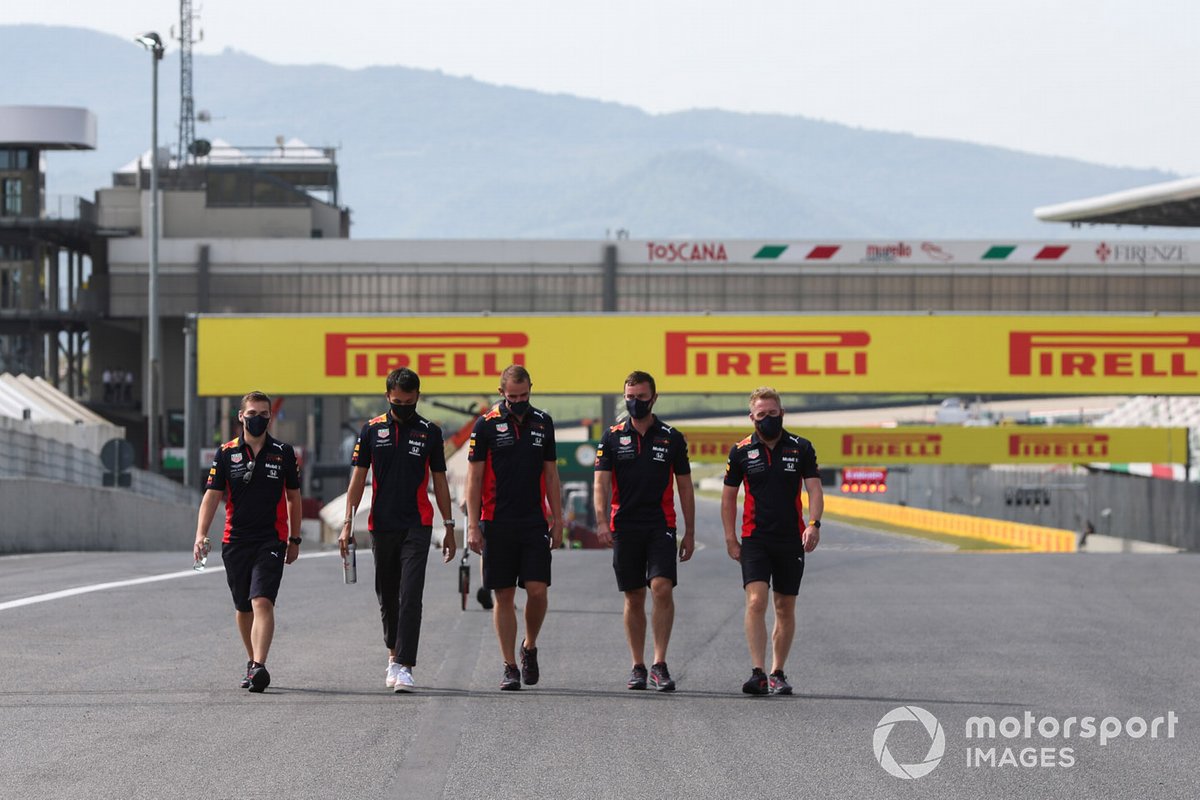 Alex Albon, Red Bull Racing cammina in pista con i membri del suo team