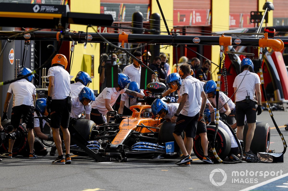 Carlos Sainz Jr., McLaren MCL35, en pits