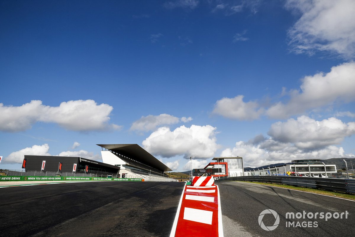 L'entrée de la voie des stands