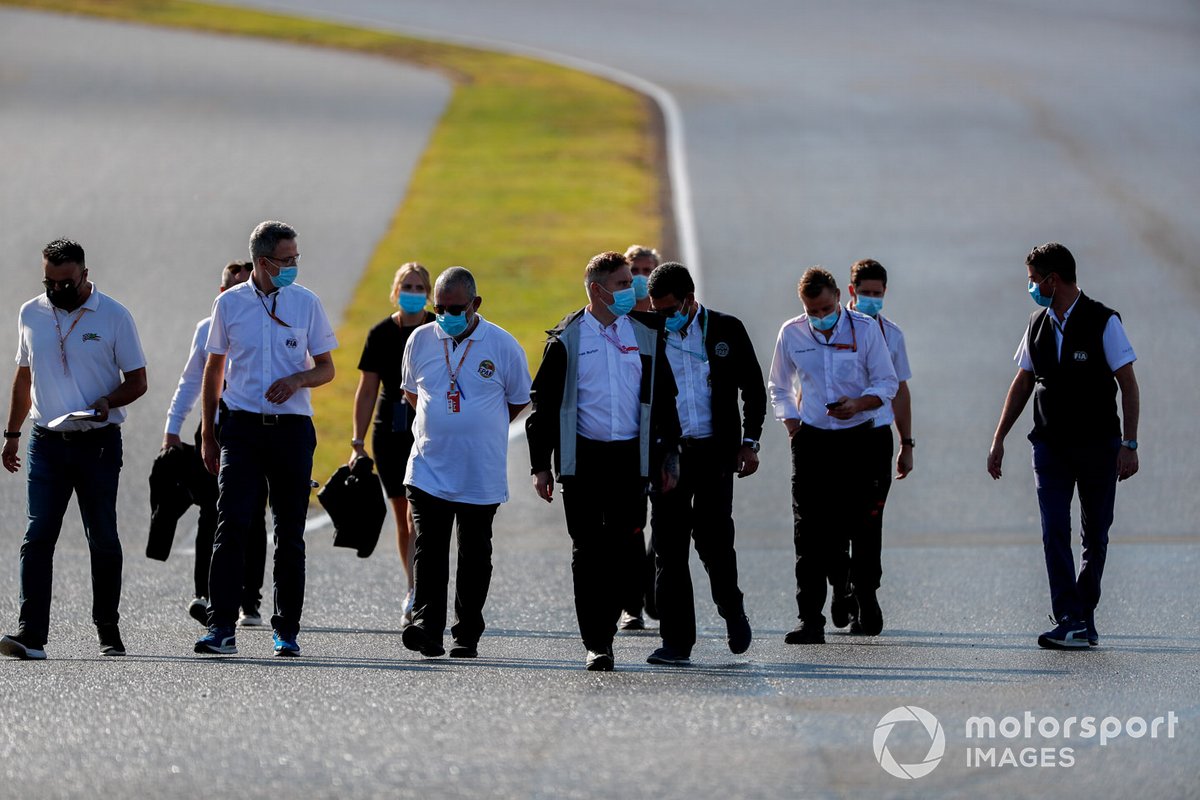 Michael Masi, Directeur de Course et des membres de la FIA font un tour de piste