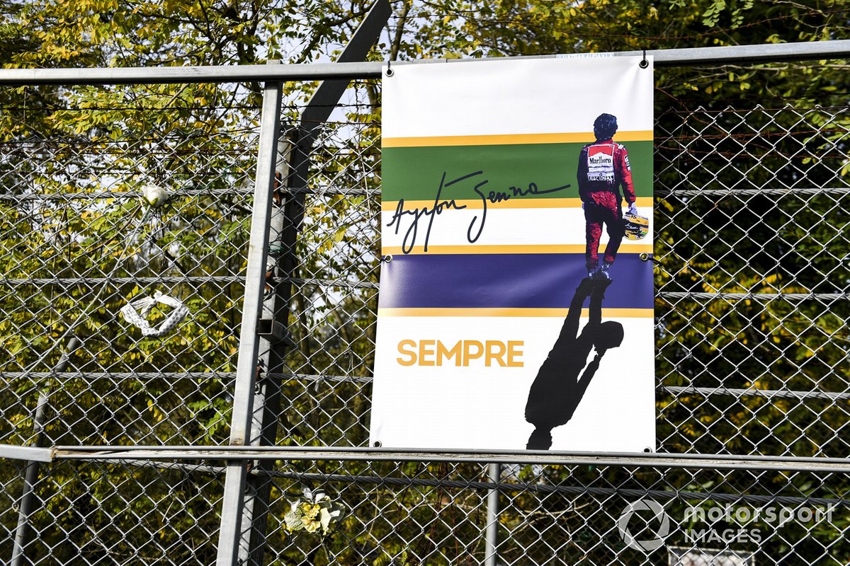 Un hommage à Ayrton Senna sur un grillage