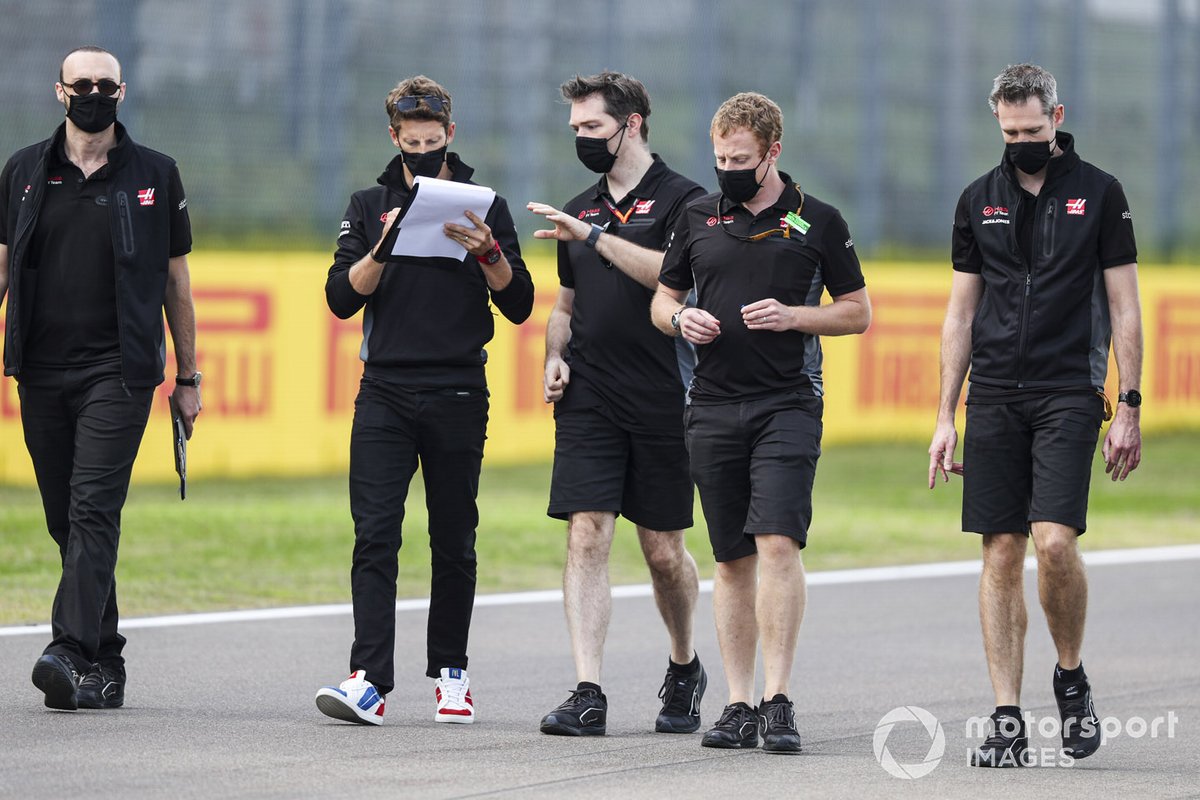 Romain Grosjean, Haas F1, percorre il circuito con i colleghi