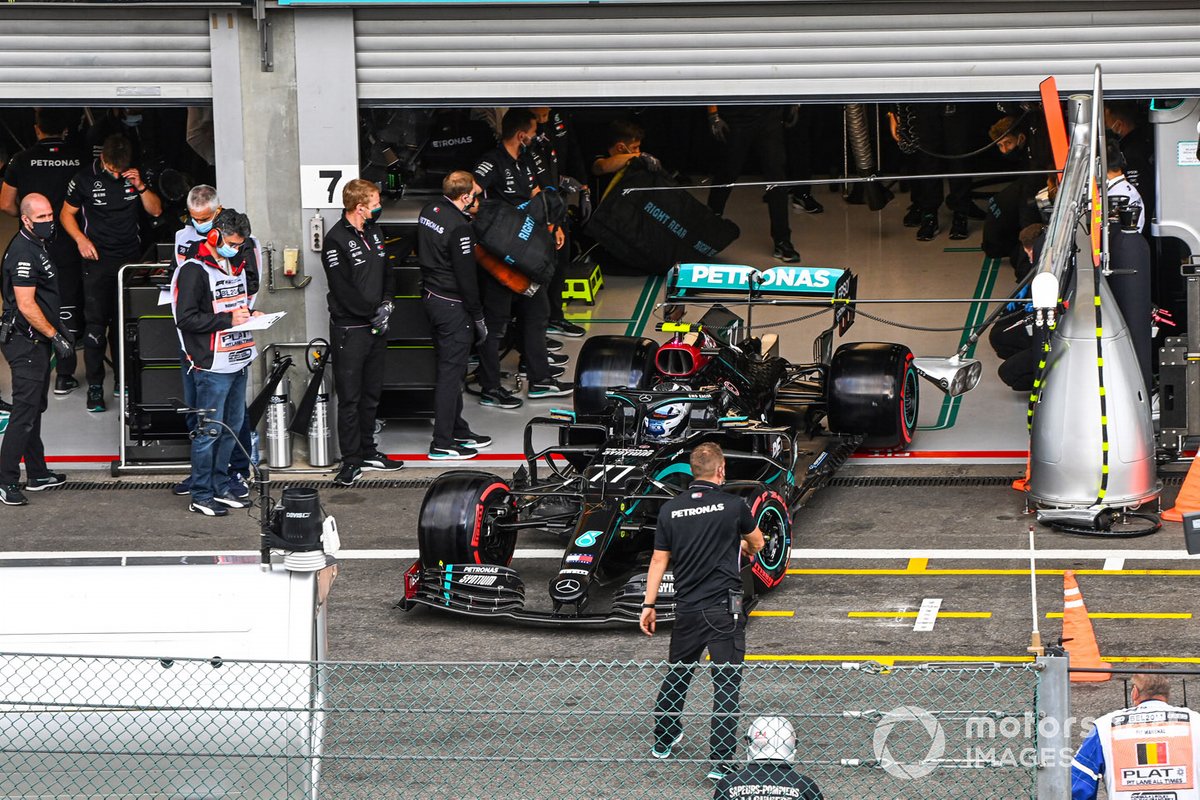 Valtteri Bottas, Mercedes F1 W11, lascia il garage