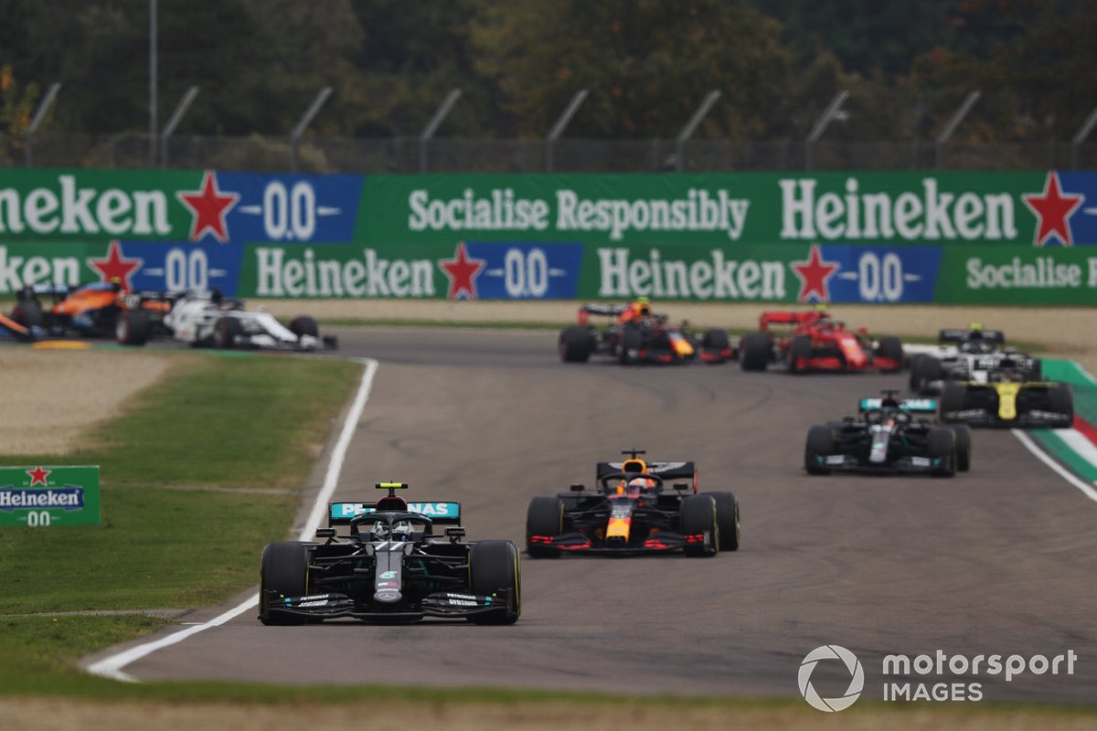 Valtteri Bottas, Mercedes F1 W11, Max Verstappen, Red Bull Racing RB16, Lewis Hamilton, Mercedes F1 W11, e il resto delle auto