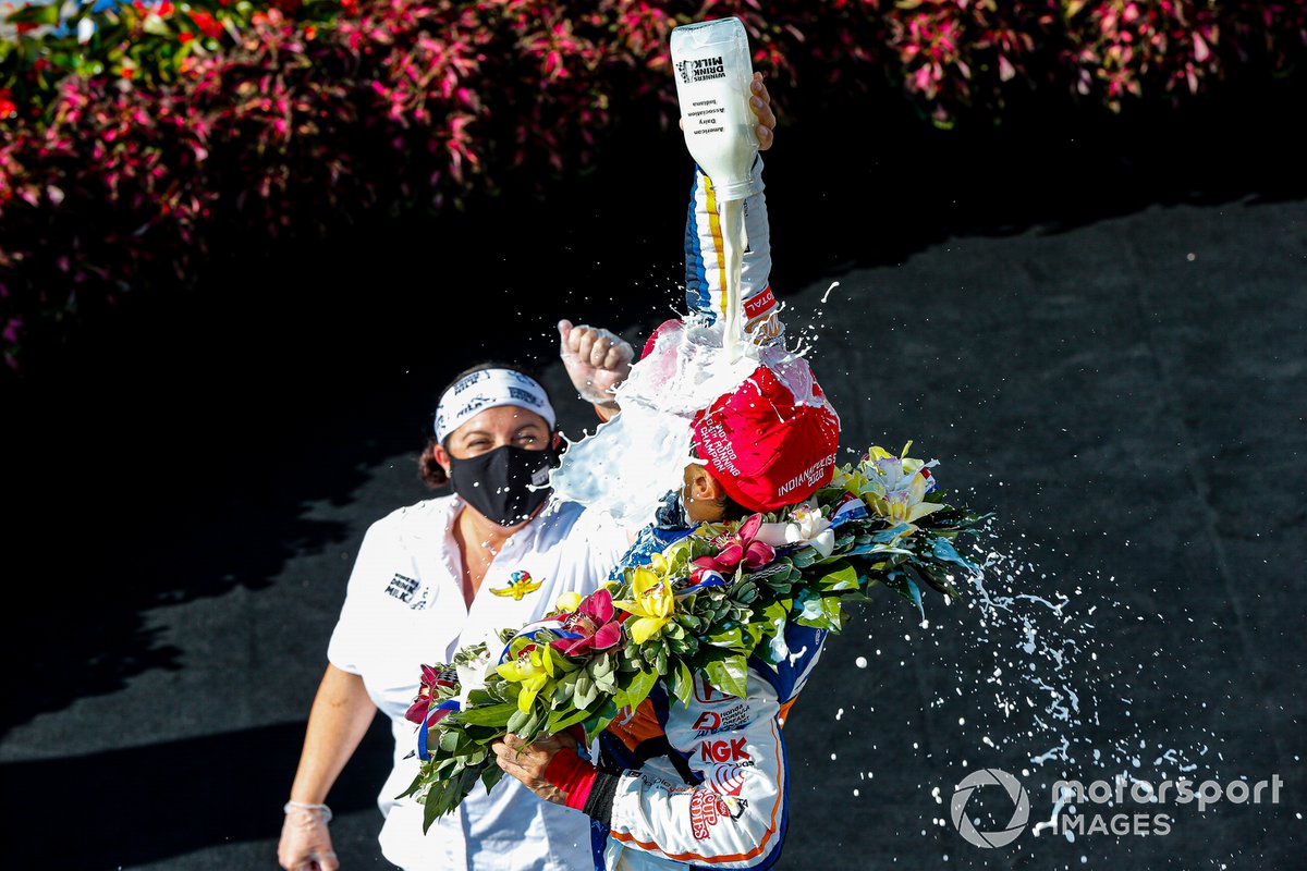 Takuma Sato, Rahal Letterman Lanigan Racing Honda fête sa victoire à Indianapolis 500