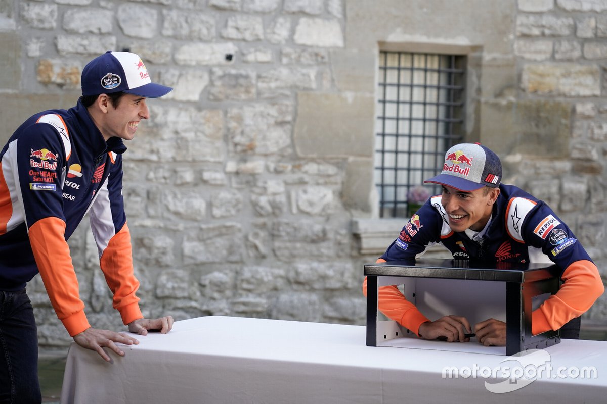 Marc Márquez y Alex Márquez en el juego de la Caja Sorpresa