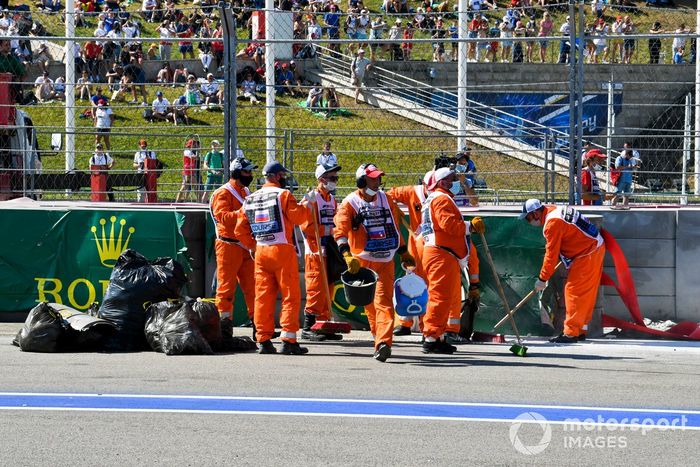 Los comisarios recuperan el coche de Jack Aitken, Campos Racing, tras su accidente con Luca Ghiotto, Hitech Grand Prix 