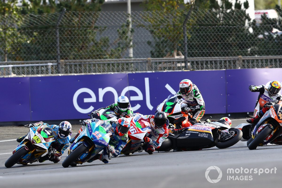 Restart zum MotoE-Rennen 2020 in Le Mans: Matteo Ferrari, Trentino Gresini MotoE, führt, Xavier Simeon, LCR E-Team, stürzt