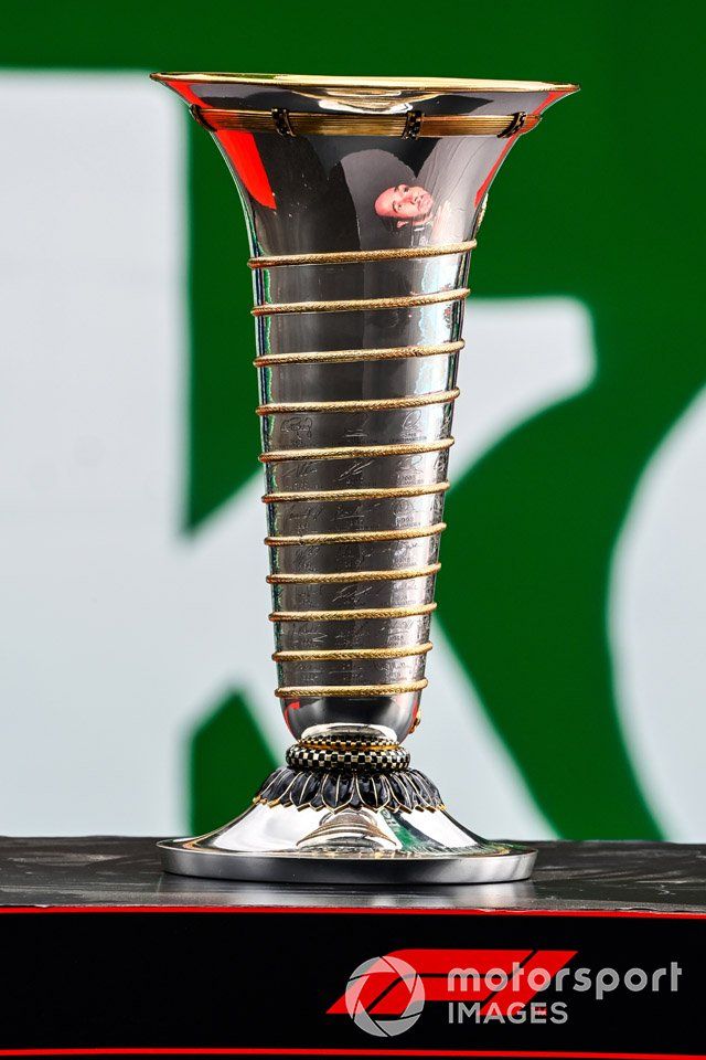 El rostro de Lewis Hamilton, Mercedes-AMG F1, se refleja en el trofeo del Campeonato Mundial mientras se dirige a su 7º Campeonato Mundial