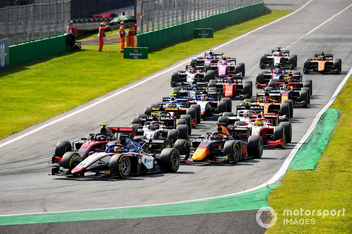 Louis Deletraz, Charouz Racing System, Callum Ilott, UNI-Virtuosi y Yuki Tsunoda, Carlin en la salida