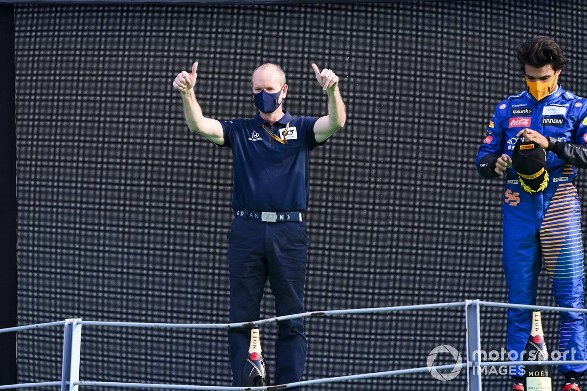Podio: representante de AlphaTauri y el segundo lugar Carlos Sainz Jr., McLaren