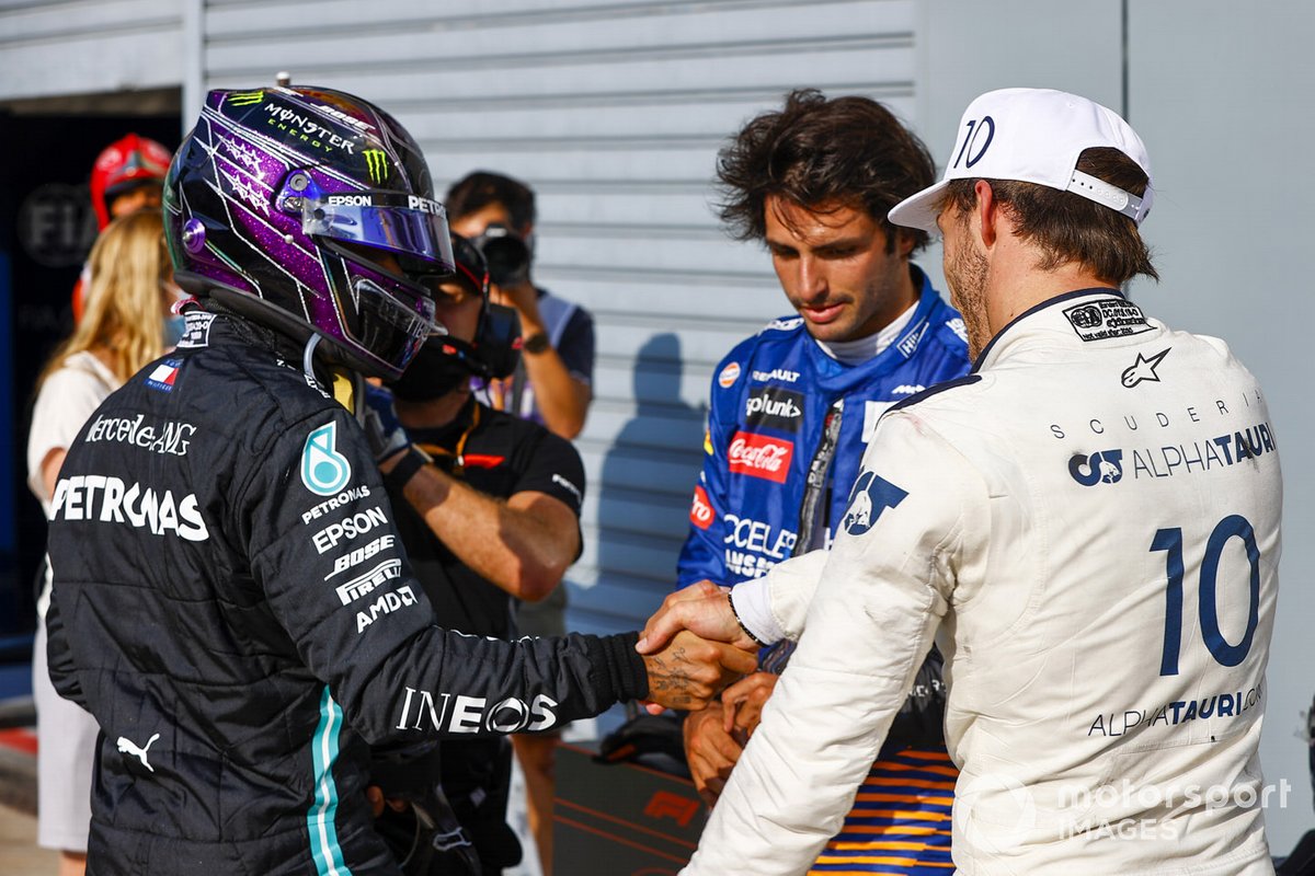 Lewis Hamilton, Mercedes-AMG F1, da la mano a Pierre Gasly, AlphaTauri, 1ª posición, con Carlos Sainz Jr., McLaren, 2ª posición