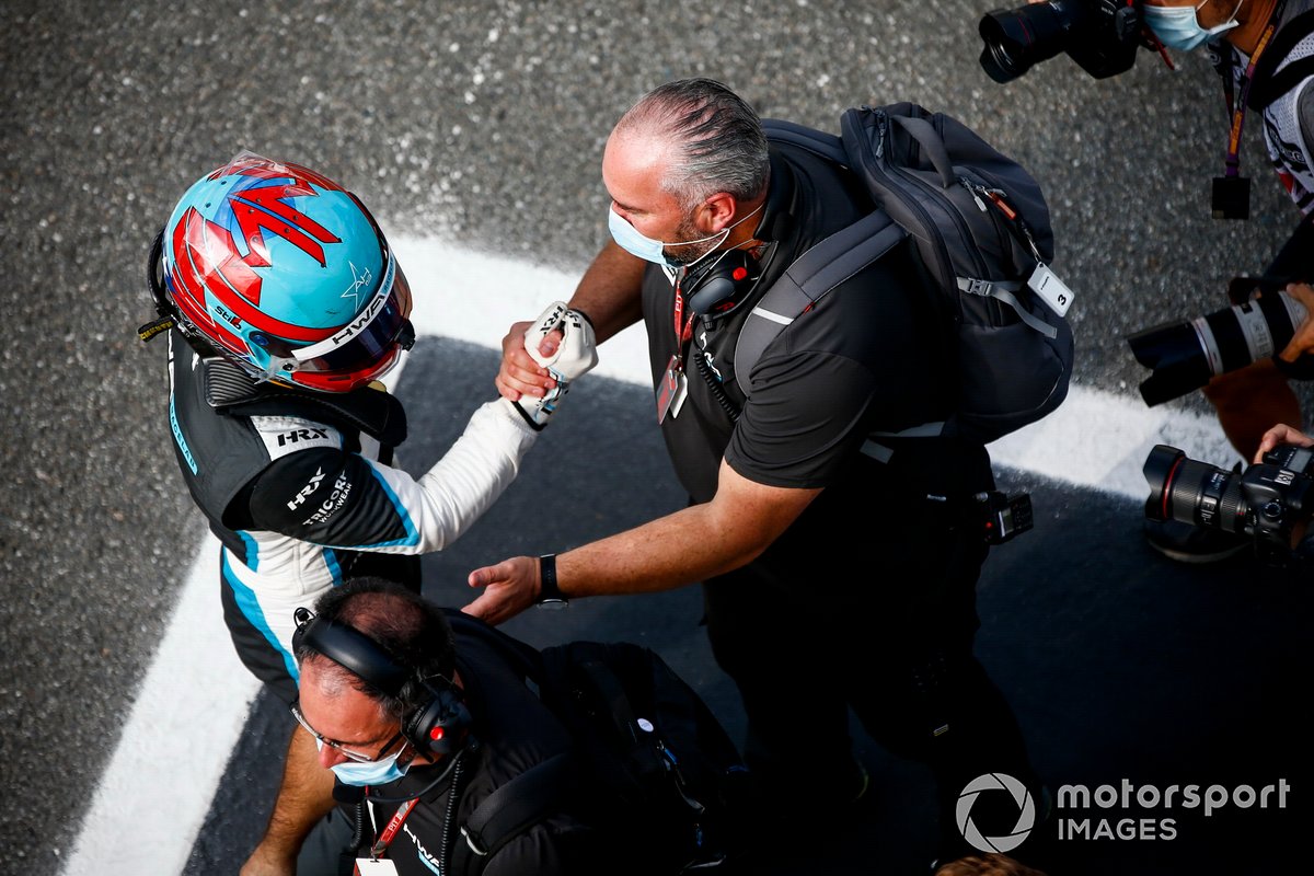 El ganador Jake Hughes, HWA Racelab celebra en Parc Fermé con su equipo