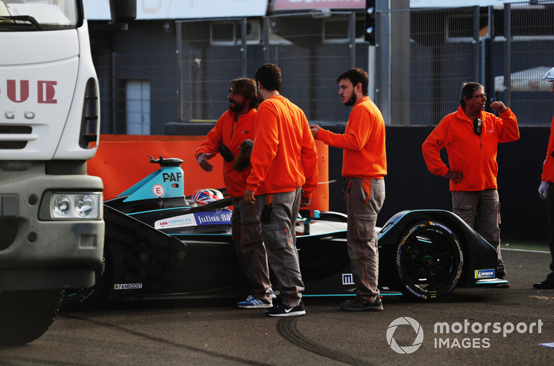 Gary Paffett, HWA Racelab, VFE-05, est remis en piste par les commissaires