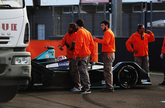Gary Paffett, HWA Racelab, VFE-05, is recovered by the marshals