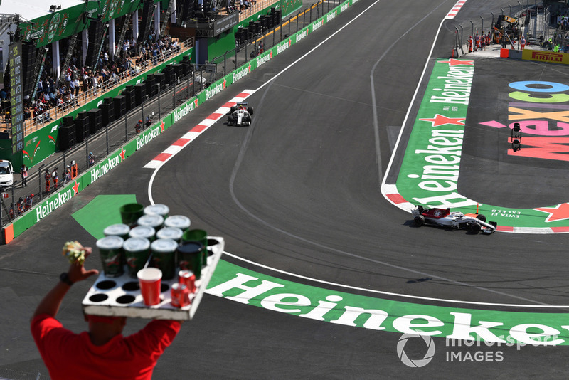 Beer vendor and Marcus Ericsson, Sauber C37 and Charles Leclerc, Sauber C37