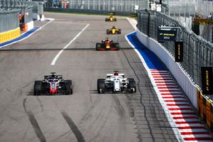 Romain Grosjean, Haas F1 Team VF-18, en lutte avec Marcus Ericsson, Sauber C37