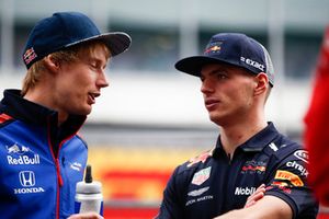 Brendon Hartley, Scuderia Toro Rosso parla con Max Verstappen, Red Bull Racing