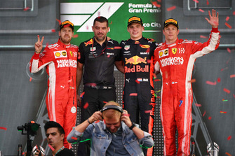 (Da sx a dx): Sebastian Vettel, Ferrari, Guillaume Rocquelin, ingegnere di pista Red Bull Racing, Max Verstappen, Red Bull Racing e Kimi Raikkonen, Ferrari, festeggiano sul podio dietro ad Armin van Buuren, DJ